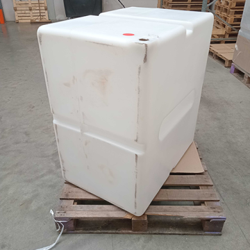 500 Liter Wassertank schmal mit Schwallwand - Verschmutzungen & Kratzer hauptsächlich am Tankboden / an der Tankunterseite -Auslass – offen / Deckel – belüftet